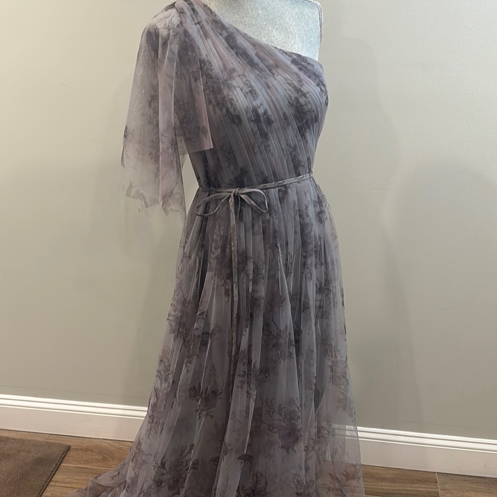 Chic One-Shoulder Floral Dress Gown in Soft Gray Silver